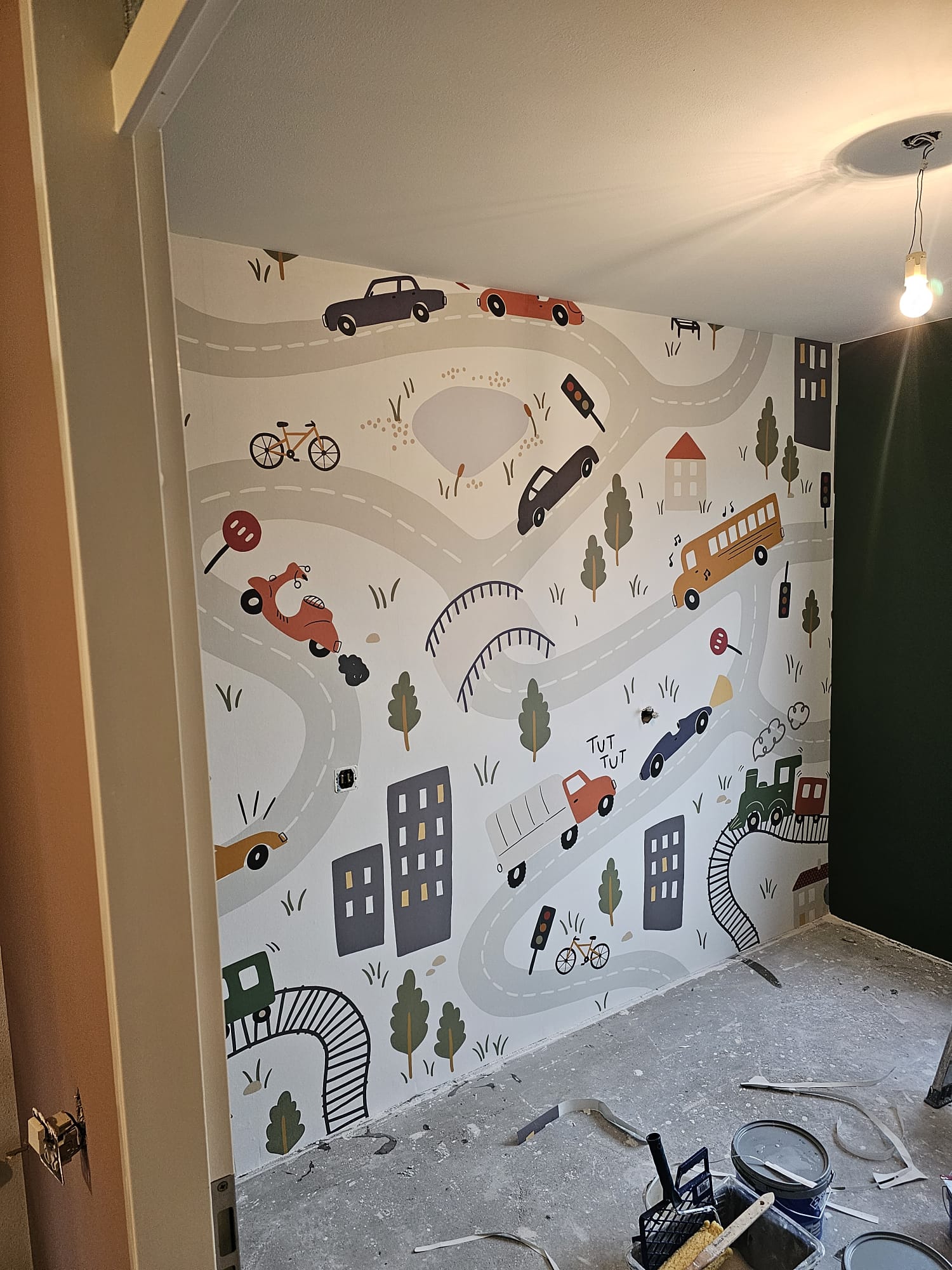 Kinderkamer behangen met autoweg-patroon door schilder en klussenbedrijf in Lisse en omgeving