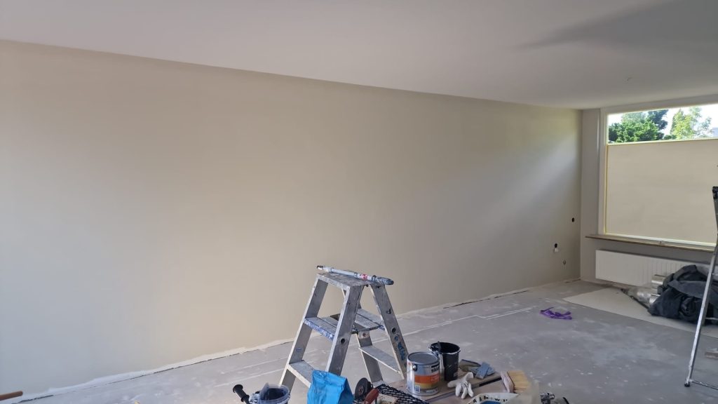 Binnen schilderwerk woonkamer in Lisse met frisse lichte muurverf