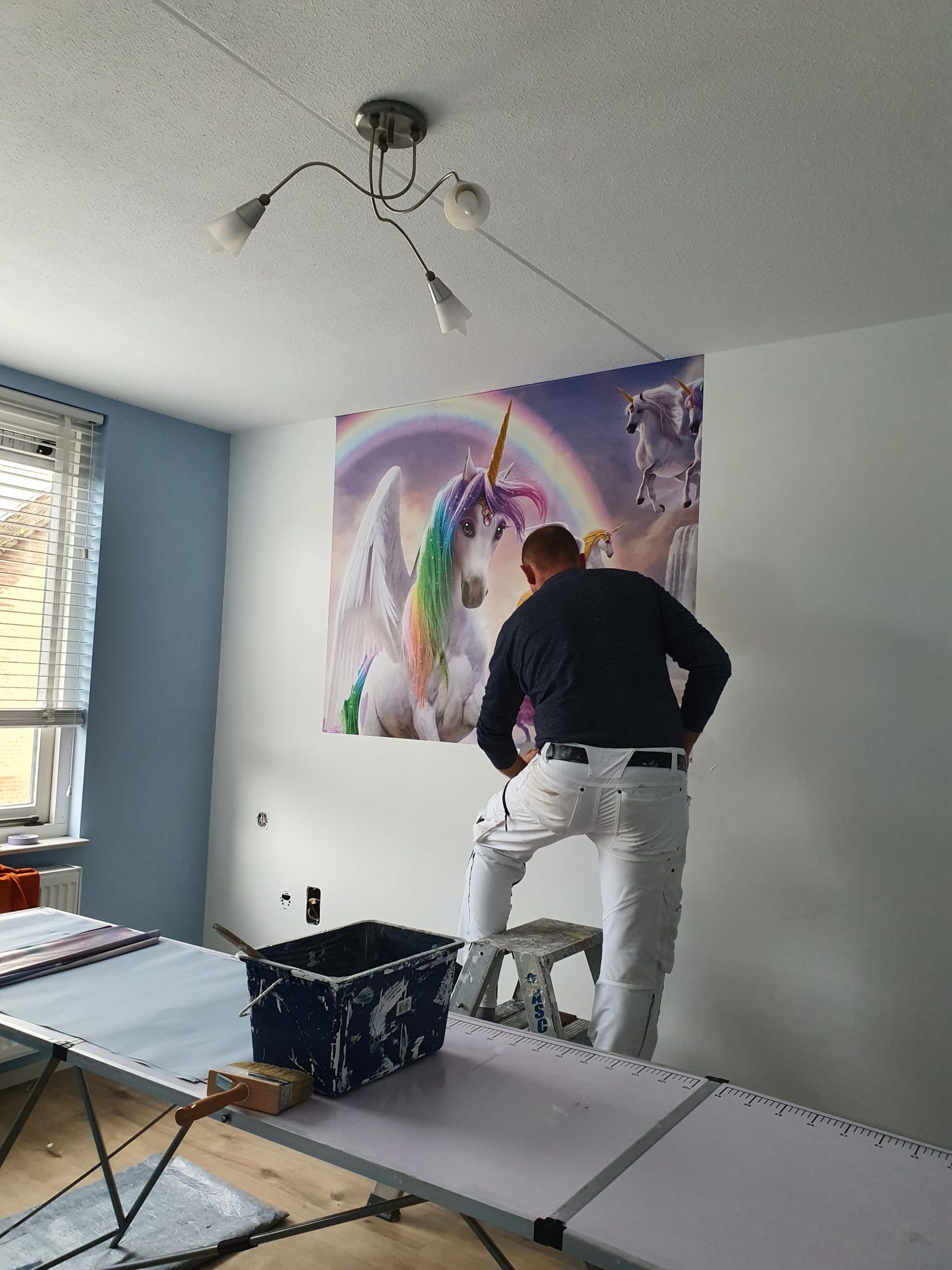 Behang aanbrengen door schilder en klussenbedrijf in Lisse en omgeving met eenhoornprint