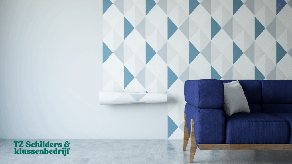 Behangen van accentmuur met geometrisch patroon in moderne woonkamer in Lisse