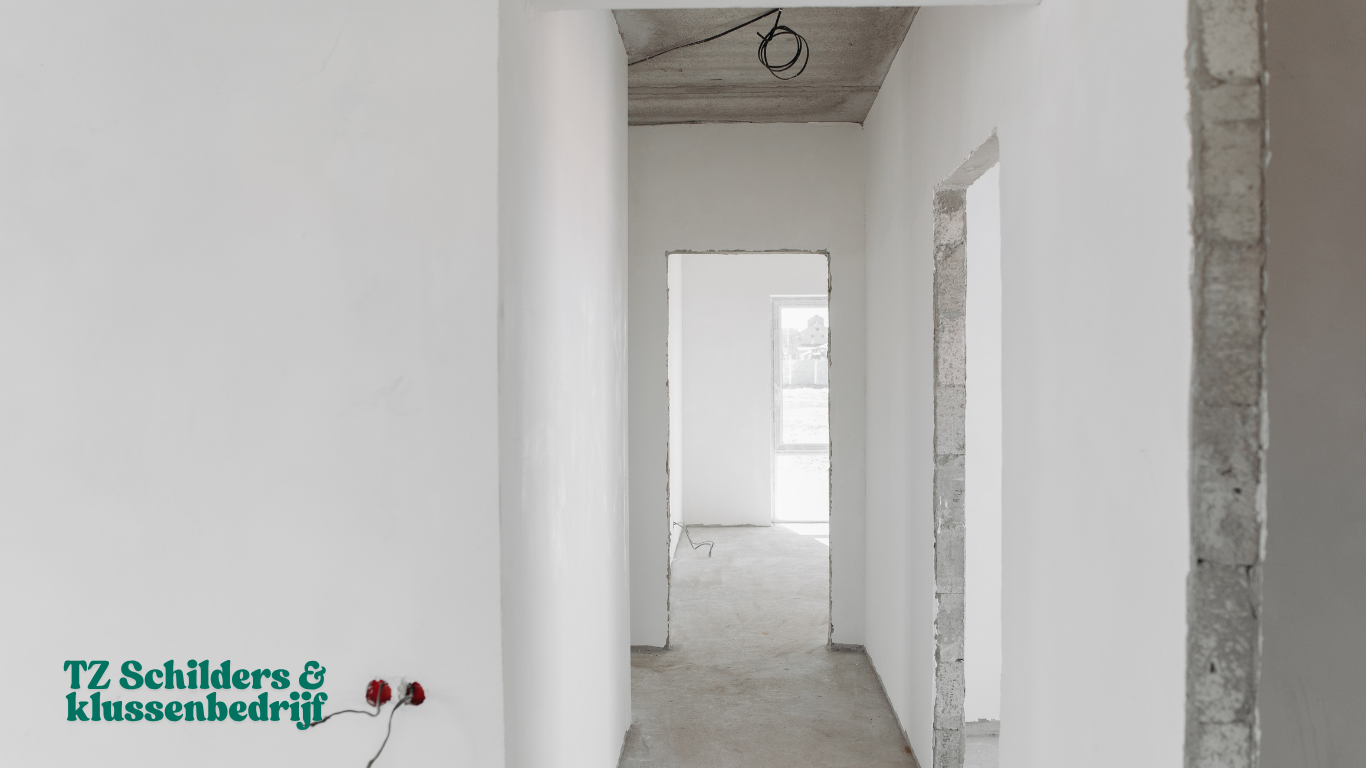Binnen schilderwerk gang – strak wit geschilderd door TZ Schilders in Lisse.